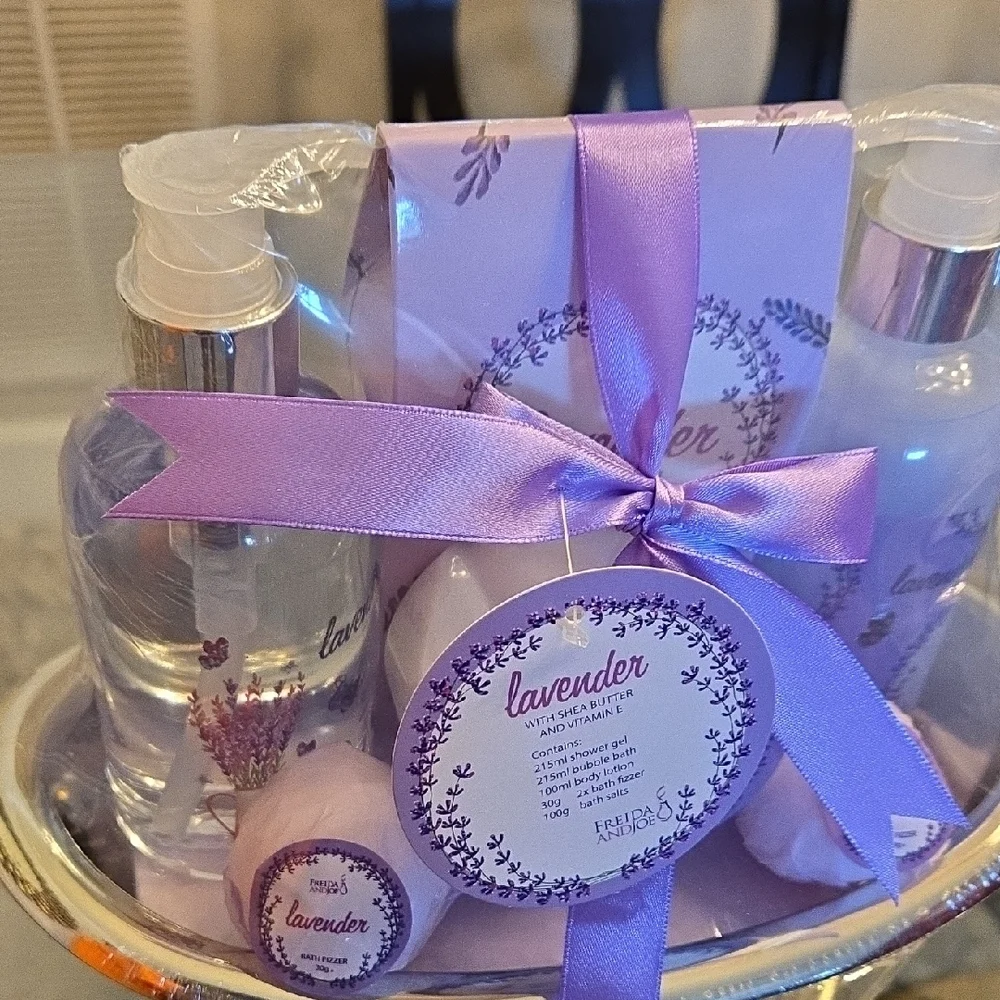 Lavender Scented Bath Gift Set Woth SHEA Butter And VITAMIN E. Special Purchase